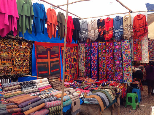 Die Märkte im Heiligen Tal sind voll mit wundervoll bunten Mustern und Textilien... Pisac, Peru (Foto Jörg Schwarz)