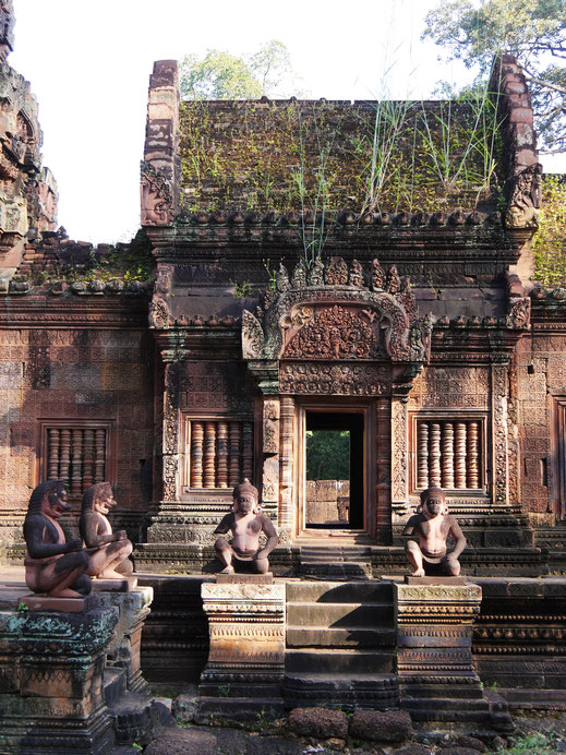 Wächterfiguren - Affen, Löwen und Garudas - sichern den Tempel ab, Banteay Srei, Kambodscha (Foto Jörg Schwarz)