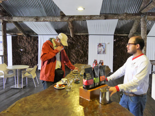 Erst mal Gerüche und Geschmäcker testen - Kaffeeprobe bei Armenia, Kolumbien (Foto Jörg Schwarz)