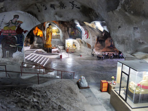 Bunt bemalt und atmosphärisch klasse: Gua Perak Tong Höhle, Ipoh, Malaysia (Foto Jörg Schwarz)