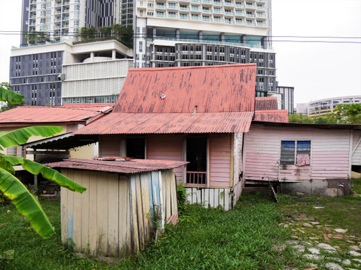 Alt und neu/modern wirken manchmal wie Welten voneinander unterschieden... Melaka, Malaysia (Foto Jörg Schwarz)