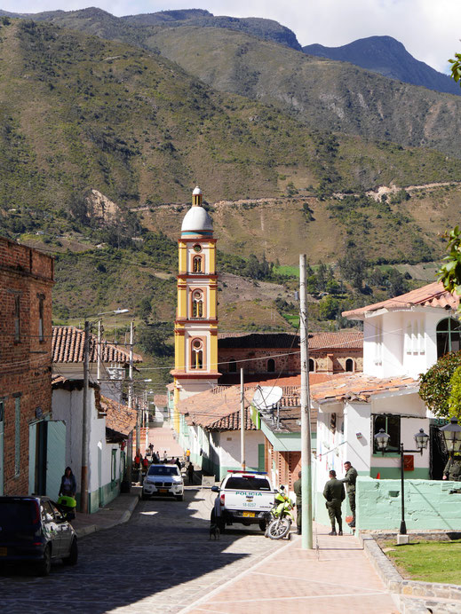 Blick auf die Stadtkirche vor den umliegenden Bergen, El Cocuy, Kolumbien (Foto Jörg schwarz)