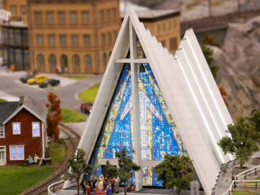 Im Original befindet sich das große Fenster allerdings auf der Rückfront: Die Eismeerkathedrale im Miniatur-Wunderland, Hamburg, Deutschland (Foto Reinhard Helle)