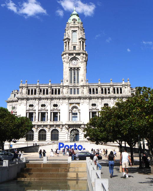 Das Rathaus Portos mit dem beeindruckenden Turm... Beixa, Porto, Portugal (Foto Jörg Schwarz)