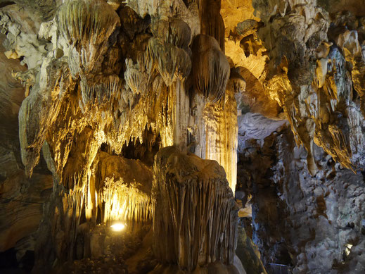 Die schönen und schön in Szene gesetzten Stalagmiten und Stalaktiten... Kek Lok Cave, Ipoh, Malaysia (Foto Jörg Schwarz) 