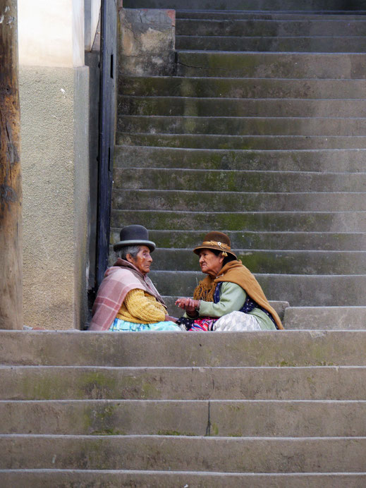 In Sorata selbst geht es ruhig und gelassen zu - Zeit für ein Schwätzchen ist immer... Sorata, Bolivien (Foto Jörg Schwarz)