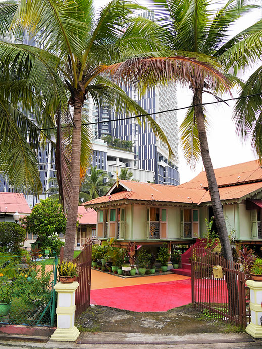 Inmitten der Hochhaussiedlungen liegt das "flache" Kampung Morten, Melaka, Malaysia (Foto Jörg Schwarz)