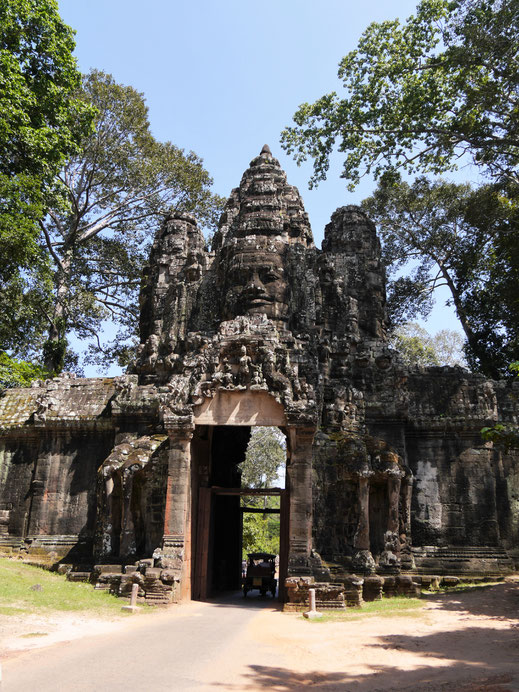 Wundervolle Architektur auf dem Weg vom Chau Say Thevoda zum Angkor Thom, Kambodscha (Foto Jörg Schwarz)