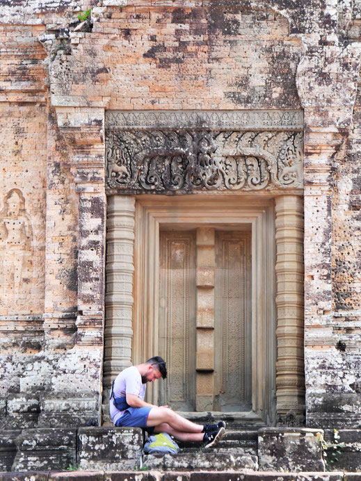 Bestenfalls recherchiert er Informationen zum Tempel...  Östlicher Mebon, Kambodscha (Foto Jörg Schwarz)