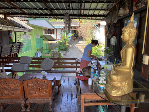 Zubereitung des ersten Kaffees am Morgen auf unserer Gemeinschaftsterrasse, Mae Hong Son, Thailand (Foto Jörg Schwarz)