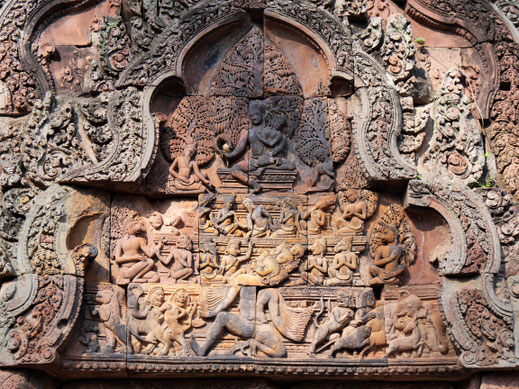 Allein in dieses Relief könnte man sich lange vertiefen: Ravana lässt den Berg Kailash erbeben... Banteay Srei, Kambodscha  (Foto Jörg Schwarz)