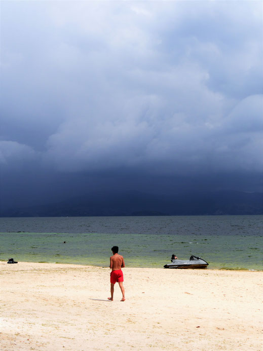 An der Playa Blanca Sonne, auf der anderen Seite der Weltuntergang... Playa Blanca, Lago de Tota, Kolumbien (Foto Jörg Schwarz)