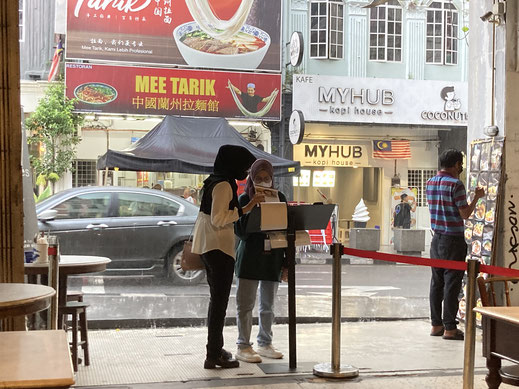 Es prasselt im Hintergrund auf die heißen Straßen und Sommerregengeruch dringt in die Cafés und Restaurants... KL. Malaysia (Foto Jörg Schwarz)