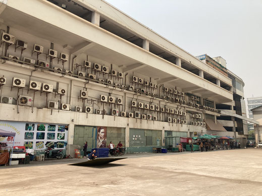 Beim Morgenmarkt hängen zahlreiche Klimaanlagen an der Außenfassade der Hallen - Nicht schön, aber kühl... Vintiane, Laos (Foto Jörg Schwarz) 