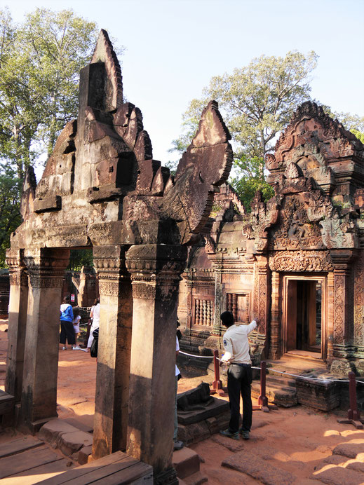 Es gibt aus unserer Sicht nirgendwo besser erhaltene und schönere Giebelreliefs als hier! Banteay Srei, Kambodscha  (Foto Jörg Schwarz)