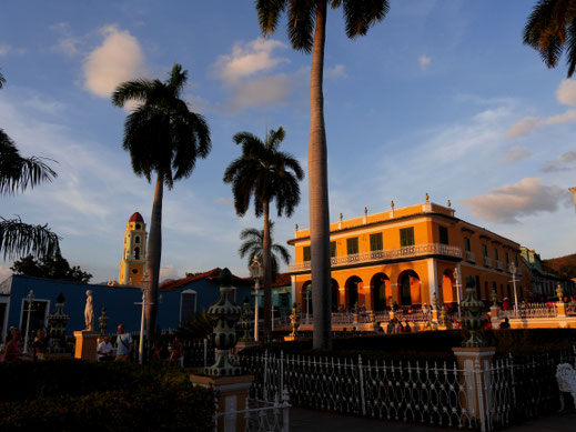 Blick auf die Plaza Mayor in Sonnenuntergangsstimmung, Trinidad, Kuba (Foto Jörg Schwarz)