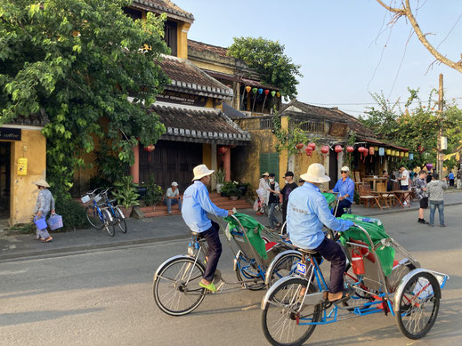 Am Fluss aber auch in den engen Gassen der Altstadt fahren Rikschafahrer ihrer Wege... Hôi An, Vietnam (Foto Jörg Schwarz)