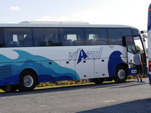 Staatliche Busgesellschaft Viazul - Halt auf offener Strecke Richtung Vinales, Kuba (Foto Jörg Schwarz)