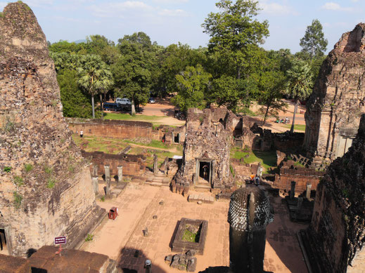 Wenn man am späten Nachmittag kommt, leuchtet das Gemäuer in diesem schönen Rotton... Pre Rup, Kambodscha (Foto Jörg Schwarz)