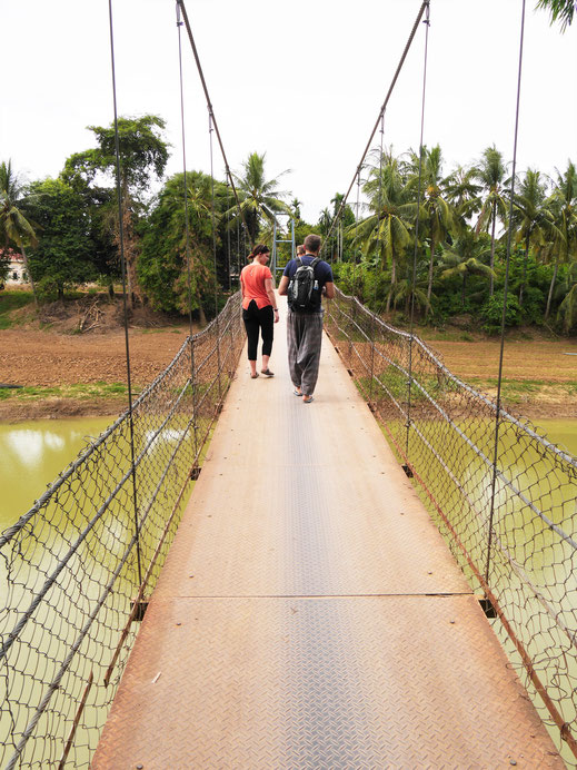 Wir passieren eine Menge Brücken - auch diese Hängebrücke... Bei Battambang, Kambodscha (Foto Jörg Schwarz)