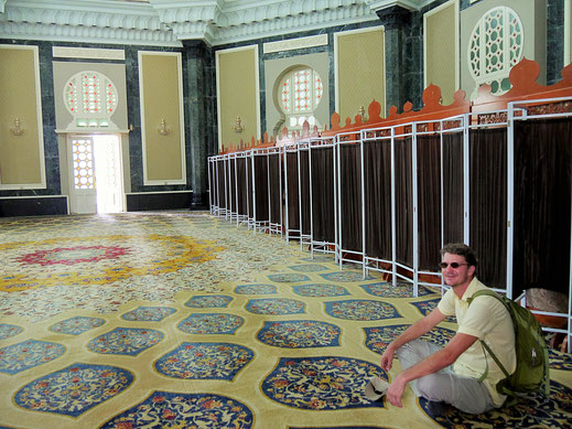 Im Inneren der Moschee, Kuala Kangsar, Malaysia (Foto Jörg Schwarz)