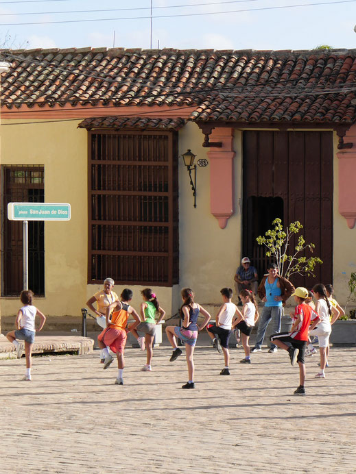 Schulsport auf öffentlichen Plätzen, Camagüey, Kuba (Foto Jörg Schwarz)