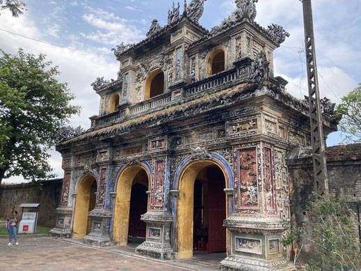 Eines der wundervollen Eingangstore innerhalb der Kaiserstadt in Hué, Vietnam (Foto Jörg Schwarz)