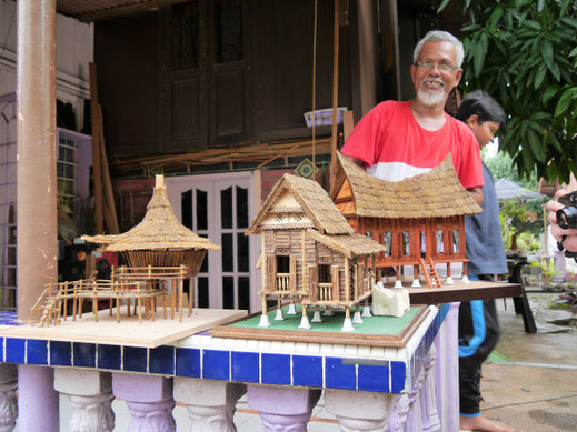 Er baut traditionelle malaiische Häuser in Miniaturform nach... Melaka, Malaysia (Foto Jörg Schwarz)