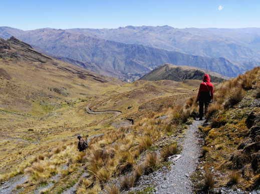 Beim Abstieg ins Tal sind hunderte von Metern zu überwinden, die Aussichten sind spektakulär... Bei Sorata, Bolivien (Foto Jörg Schwarz)