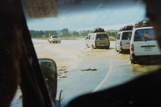 1997: Teilweise wurden die Straßen hälftig weggespült, Auf dem Weg nach Bangkok, Südthailand (Foto Jörg Schwarz)