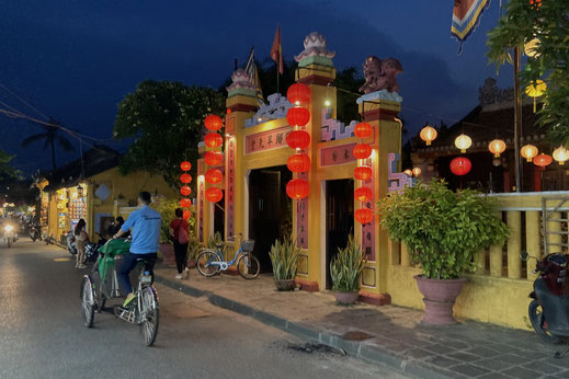 Immer wieder stößt man auf historische Gebäude oder Tempelanlagen... Hôi An, Vietnam (Foto Jörg Schwarz)