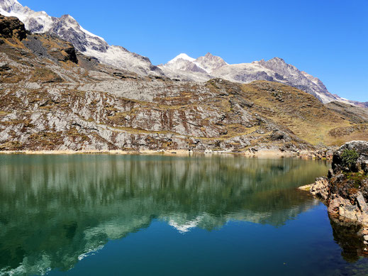 Wie ein Spiegel: Die Laguna Chillata, Sorata, Bolivien (Foto Jörg Schwarz)