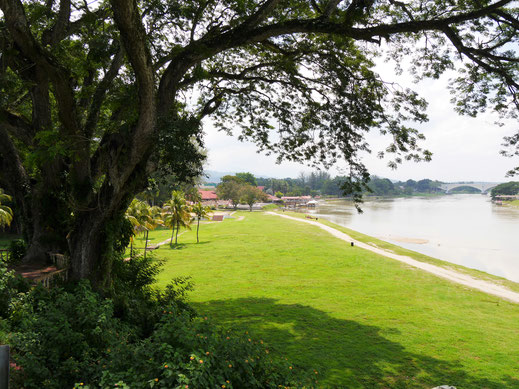 Blick auf die Uferpromenade und den Sungai Perak, Kuala Kangsar, Malaysia (Foto Jörg Schwarz)