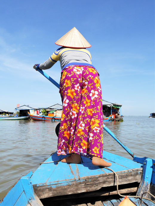 Im eigenen Kiez fängt die Dame plötzlich zu rudern an... Kompong Chhnang, Kambodscha (Foto Jörg Schwarz)