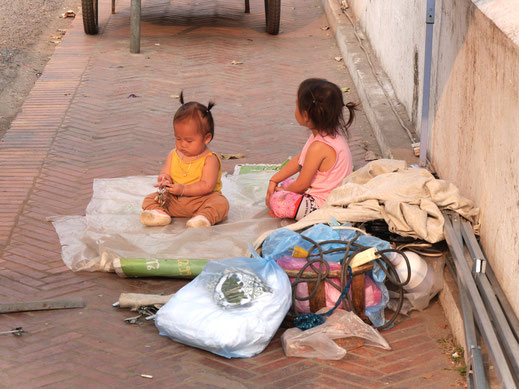 Viele Kinder werden in Laos auch während der Arbeit - zumeist - von ihren Müttern betreut... Luang Prabang, Laos (Foto Jörg Schwarz)