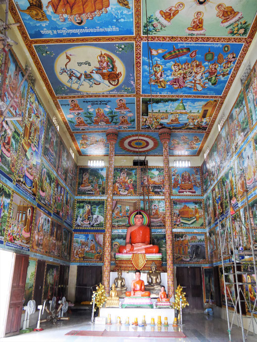 Architektonisch einfallslos, künstlerisch bunt und beeindruckend: Tempel beim Wat Ek Phnom, bei Battambang, Kambodscha (Foto Jörg Schwarz)