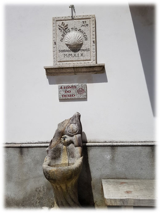 Tafel mit dem Brunnen der Sehnsucht ... Sobrado dos Monxes, Spanien (Foto Franka Frieß)