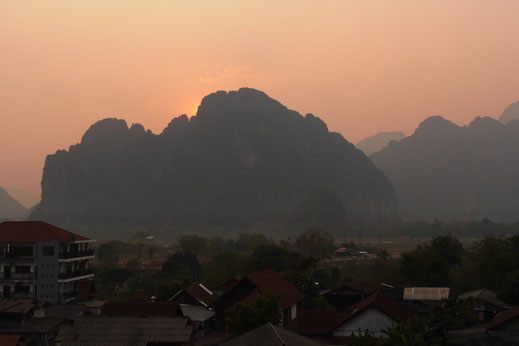 Auch im Sonnenuntergang bieten sich viele optische Reize... Vang Vieng, Laos (Foto Jörg Schwarz) 
