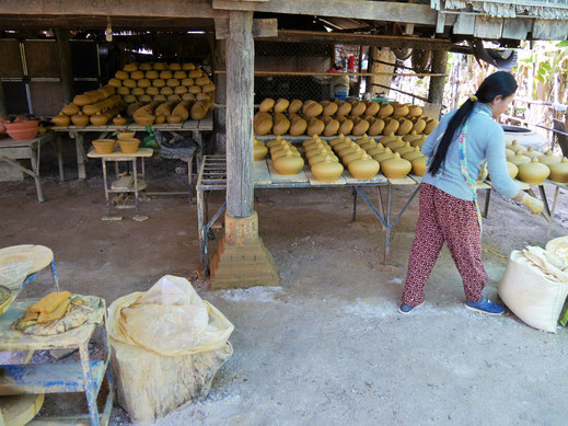 Nur zwei Arbeitsgänge: Formen und Brennen, Kompong Chhnang, Kambodscha (Foto Jörg Schwarz)