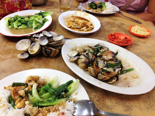 Die hervorragenden Chinesischen Restaurants machen immer wieder Freude: Squid und Muscheln in Ingwer und Knoblauch, Gemüse in Knoblauch... Malaysia (Foto Jörg Schwarz)