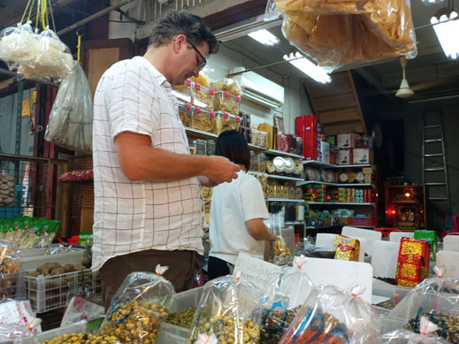 Wir kaufen Grüntee bei einem Teehändler in Chinatown, Bangkok, Thailand (Foto Dieter Seibel)