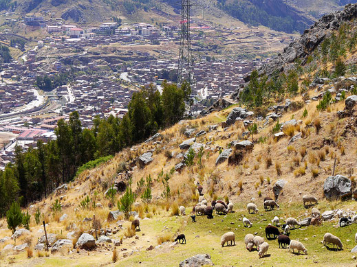 Immer weiter verschwindet die Stadt in die Tiefe... Huancavelica, Peru (Foto Jörg Schwarz)