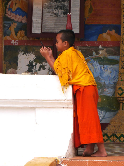 Man solle nicht meinen, buddhistische Novizen würden grundsätzlich andere Dinge im Kopf haben, als die Kinder bei uns...  Luang Prabang, Laos (Foto Jörg Schwarz)