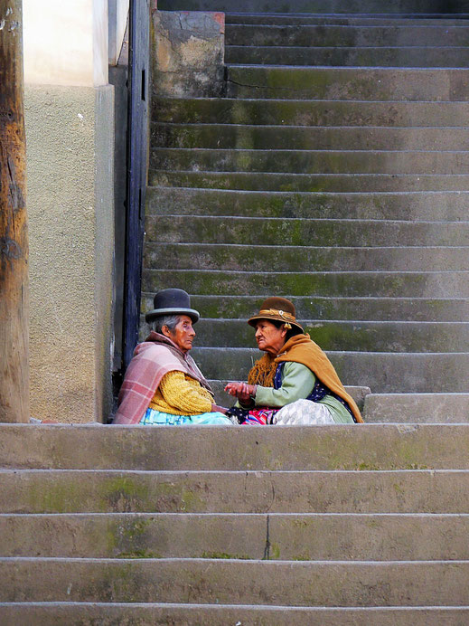 ... und Cholitas im vertrauten Gespräch, Sorata, Bolivien (Foto Jörg Schwarz)