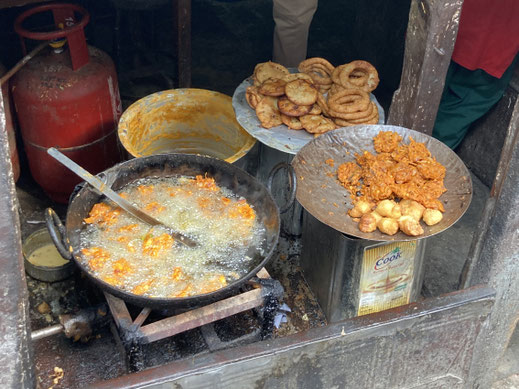 Es bruzzelt an zahllosen Straßenständen - süßes und herzhaftes Gebäck oder Rotis... Patan, Nepal (Foto Jörg Schwarz)