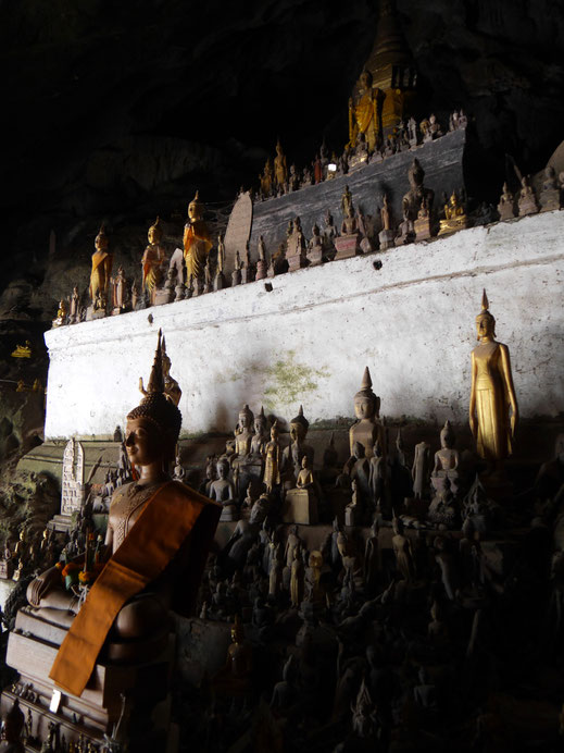 Hunderte oder tausende (?) alte Buddhafiguren machen das Heiligtum in der Höhle aus... Pak Ou, Laos (Foto Jörg Schwarz)