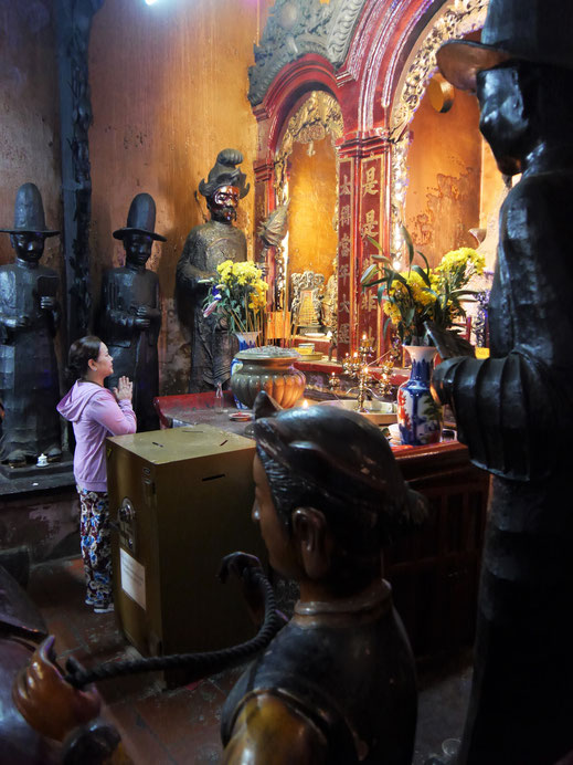 In der Halle des Königs der Hölle wird für die Zukunft gebetet, Ho-Chi-Minh-Stadt, Vietnam (Foto Jörg Schwarz)