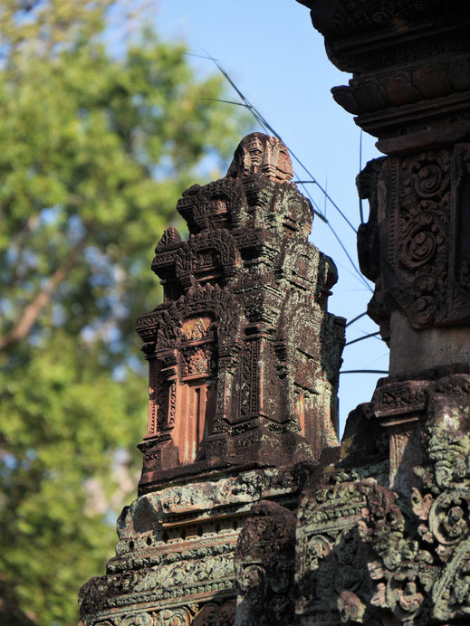 Diese Meruminiaturen runden als Schmuck die großen Tempelecken ab... Banteay Srei, Kambodscha (Foto Jörg Schwarz)