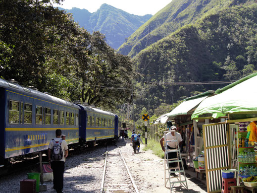 In Hydroelectrica geht es auf einen zwei-stündigen Trek nach Aguas Calientes, Machu Picchu, Peru (Foto Jörg Schwarz)