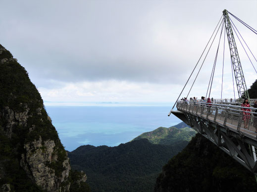 Die Skybridge führt den Besucher auf atemberaubende Weise quer über das Dach des Dschungels, Langkawi, Malaysia (Foto Jörg Schwarz)